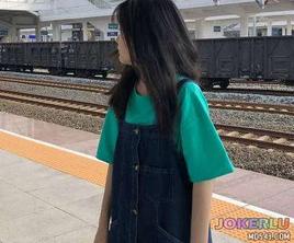  让18岁的小妹妹穿上半腿袜一起多人5P