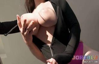  放蕩的飢渴女孩喜歡在她的天然巨乳上射精 Fantasy